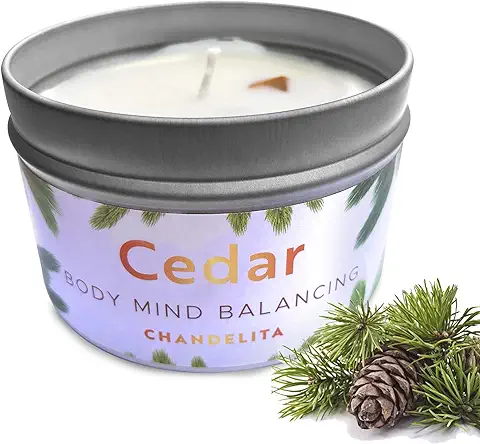 CHANDELITA Vela Aromática Perfumada de Cedro para Limpiar la Energía, Sanar y Purificar el Espíritu, con Trozos de Cedro y Cera de Soja para Combatir el Cansancio y el Hastío  