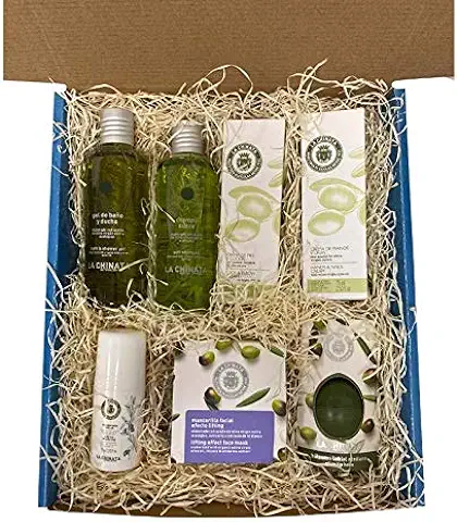 Deliex Delicias de Extremadura Regalo con Crema para Manos, Crema para pies y Codos, Mascarilla Lifting, Bálsamo Labial, Desodorante, Champú y Gel Marca La Chinata  