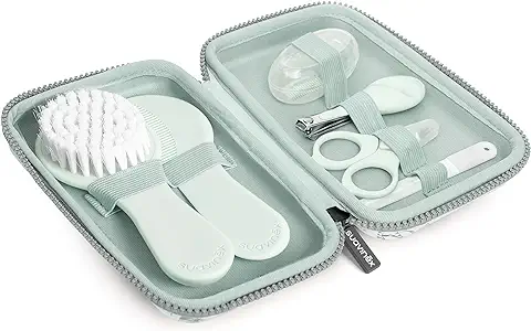 Suavinex, Neceser Set Manicura para Bebés, +0M, Kit Cuidado del Bebé con Cepillo, Peine, Cepillo Dental, Tijeritas, Lima y Cortaúñas. Neceser Impermeable con Cremallera, Verde  