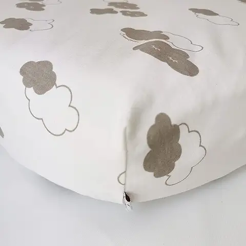 ÜneeQbaby Sábana Impermeable Totalmente a la Medida – Algodón Orgánico, Gots, Oeko-Tex Clase I Certificada, Protector de Colchón para Cuna, y Cama para Niños Pequeños (70 cm x 140 cm, Nubes)  