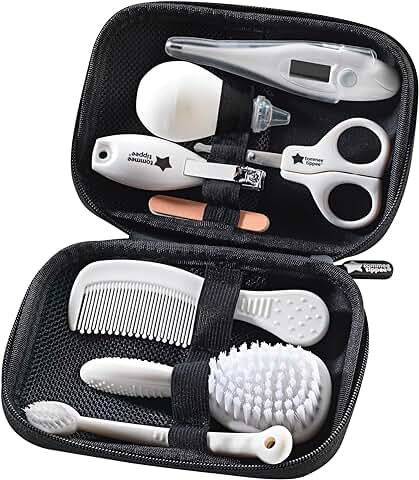 Tommee Tippee Set de Cuidado y Aseo para Bebé, 9 Artículos Esenciales para el Cuidado del Recién Nacido, Funda de Viaje Impermeable y Fácil de Limpiar, Diseño Puede Variar  